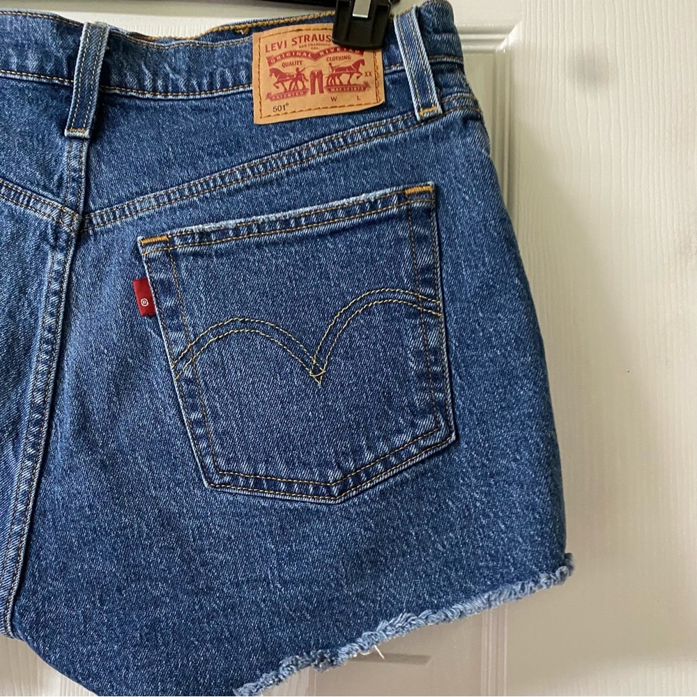 Levi's 501 Women's Size 28” Medium Wash Cotton Fray Hem Button Tab Denim Shorts - Picture 7 of 12